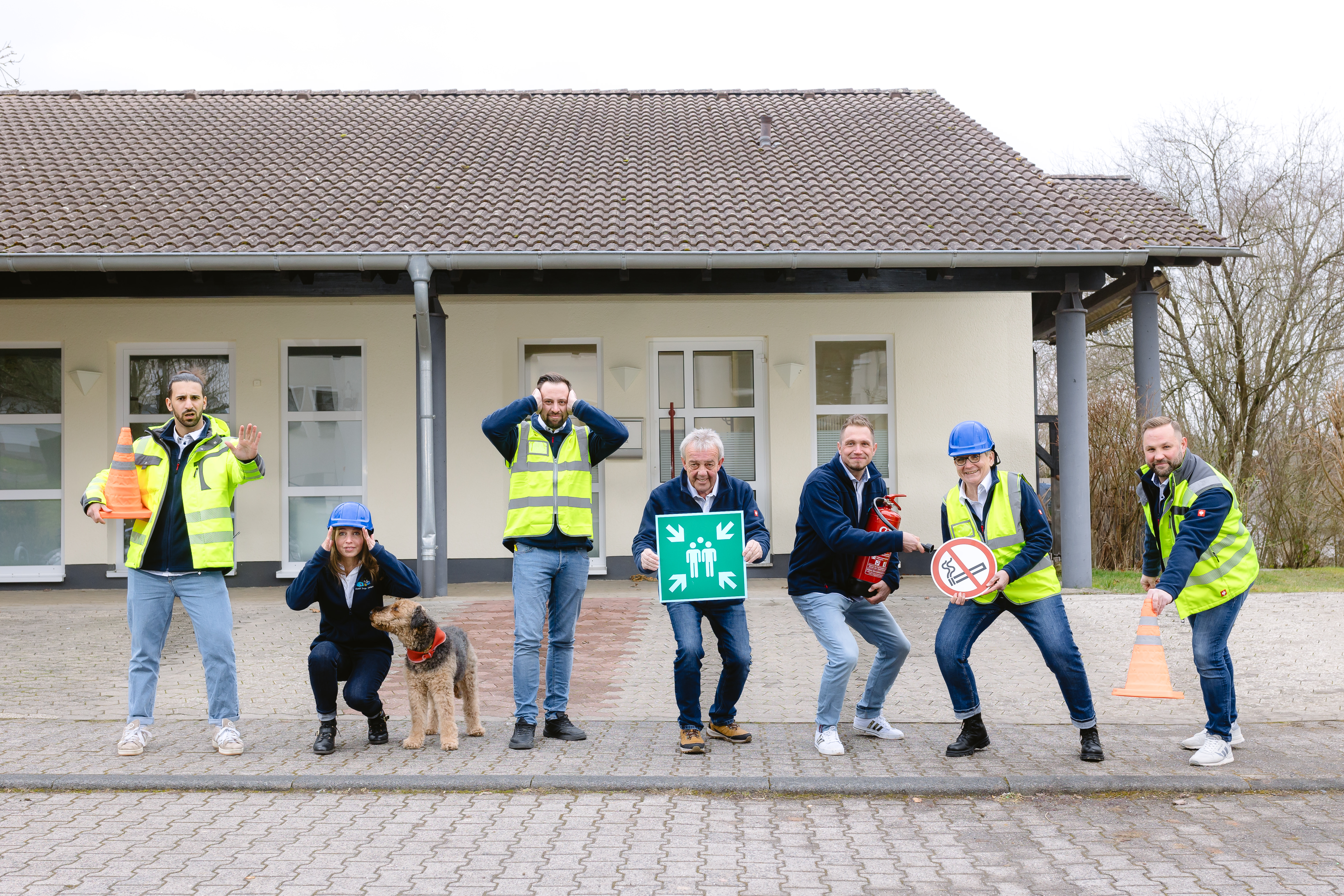 Team der Klaus Dege GmbH mit Sicherheitsausrüstung vor dem Schulungszentrum in Altenkirchen