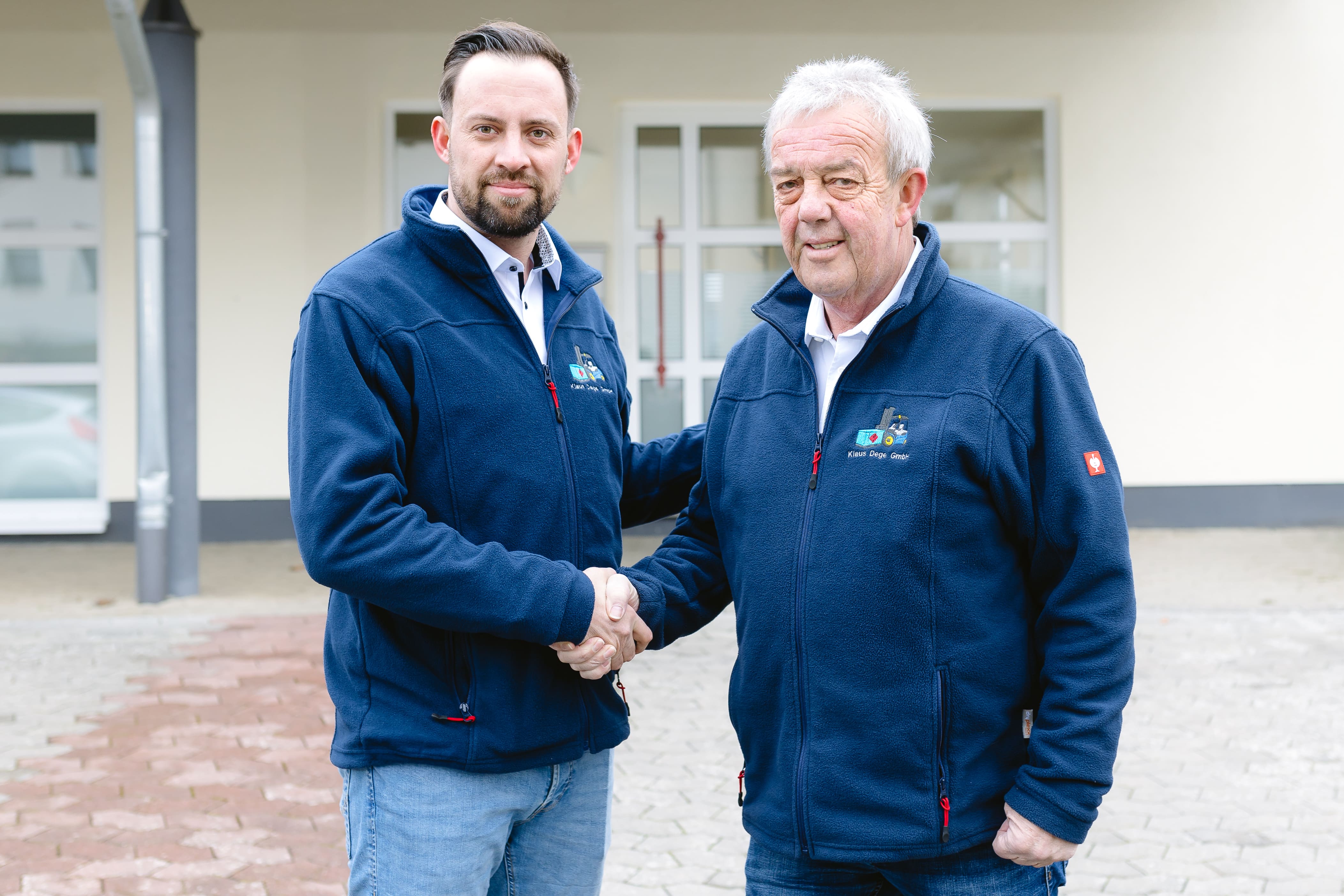 Klaus Dege und Semjon Brückmann geben sich die Hand. Der Exinhaber übergibt seine Firma dem neuen Geschäftsführer.